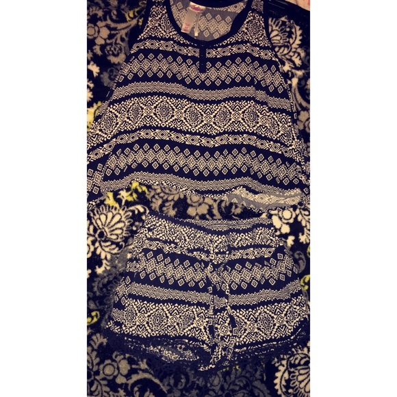 very cute navy and white top and shorts 💁🏼