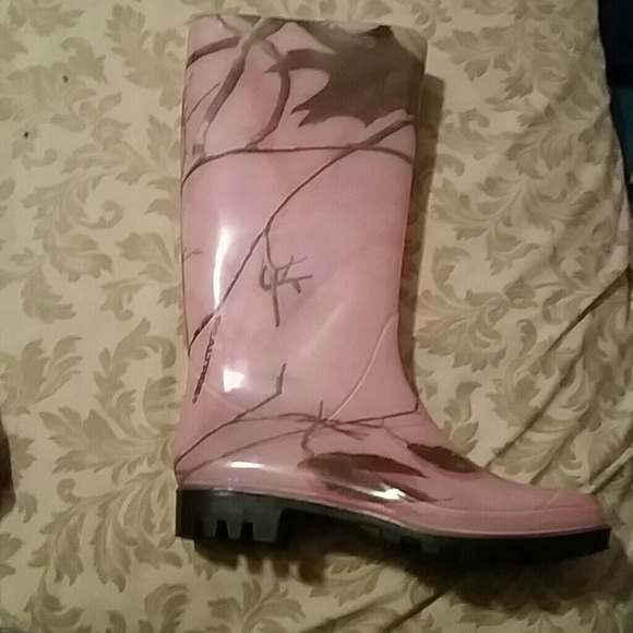 Pink camo rainboots
