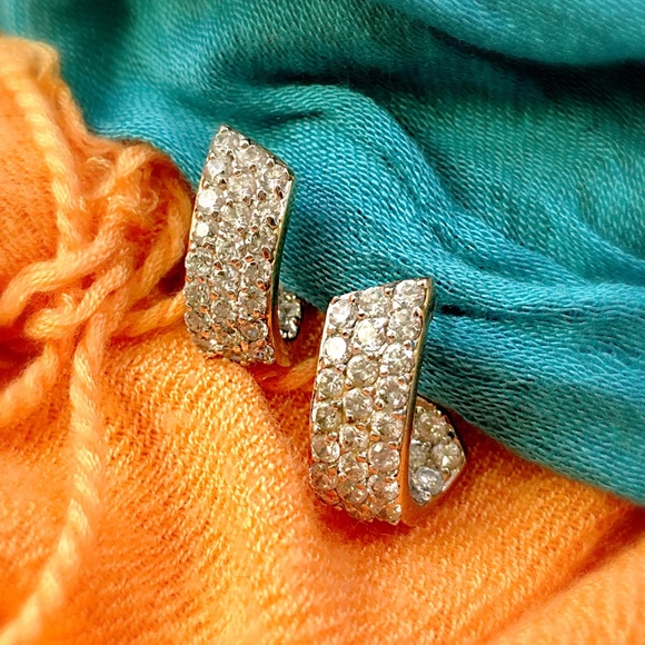 Vintage Jewelry - 🔴VINTAGE Rhinestone Swoop Earrings