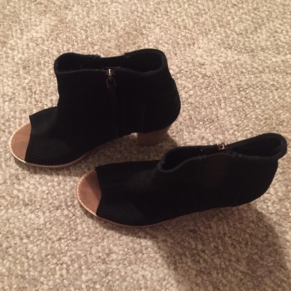 TOMS Black Suede Perforated Booties Size 9 - Picture 4 of 4