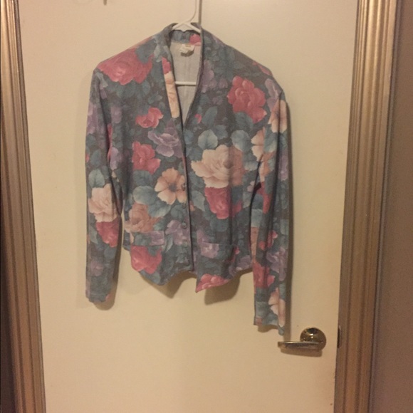 Soft floral blazer!