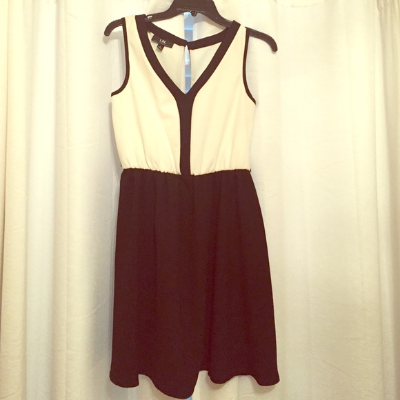 Black and white dress. 96% polyester, 4% spandex.