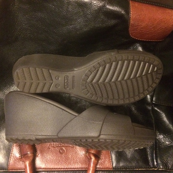 Brown 3 inch platform crocs with cushion size 11