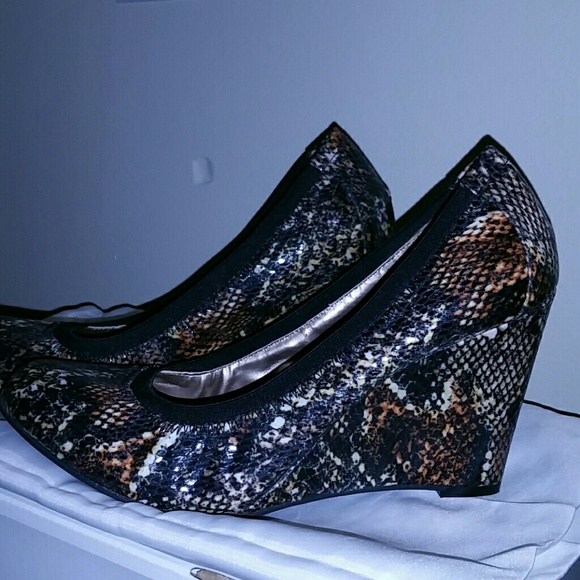 BCBG wedges - Picture 2 of 3
