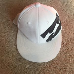white billabong hat