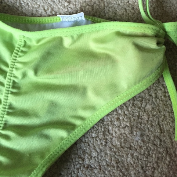 Bright green bikini - Picture 3 of 4