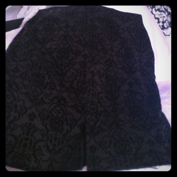 Velvet black pencil skirt with damask pattern - Picture 1 of 3
