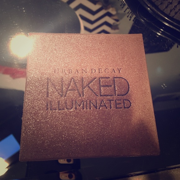 Urban Decay Naked illuminated shimmering powder