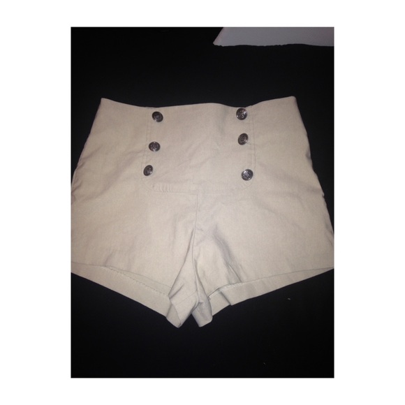 HAE high waisted Tan Shorts! 💕💕