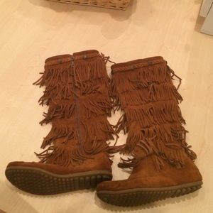 Minnetonka light brown fringe boots