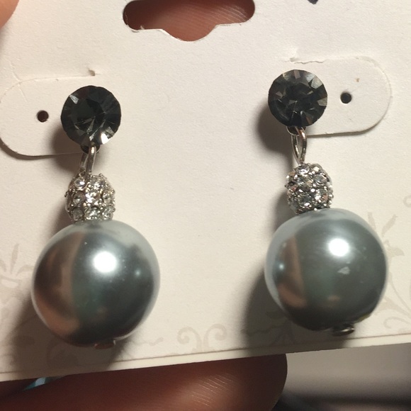 💕SOLD💕 Gray Dangle Earrings