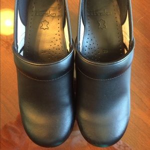 Size 39 black dansko shoes
