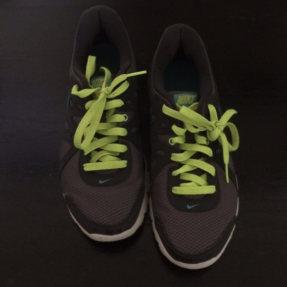 Nike revolution 2 size 8 in women's