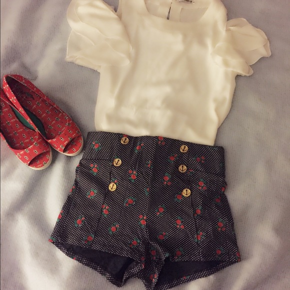 Zara // Vintage style high rise shorts