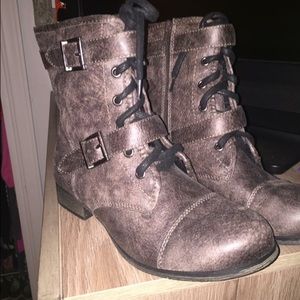 Combat boots