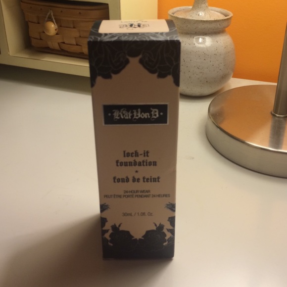KAT VON D Lock-It Foundation