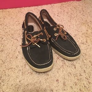 Black sperries with leopard