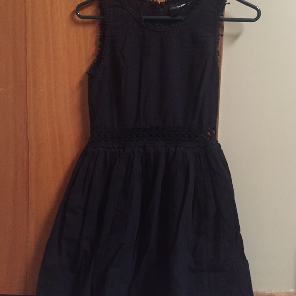 Cute black dress!