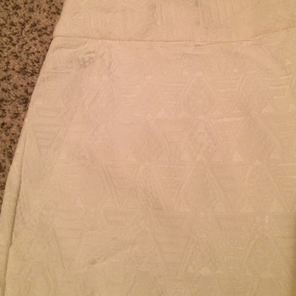 Asymmetrical print white shorts - Picture 2 of 3