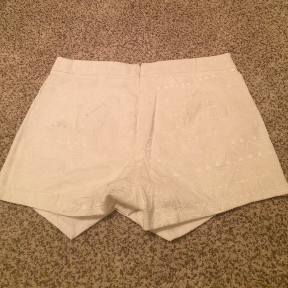 Asymmetrical print white shorts - Picture 3 of 3
