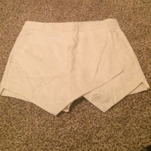 Asymmetrical print white shorts
