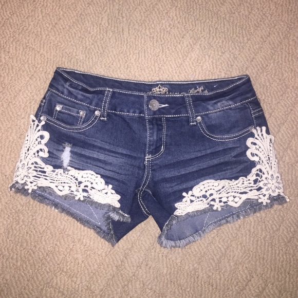 Jean shorts with lace - Picture 1 of 1