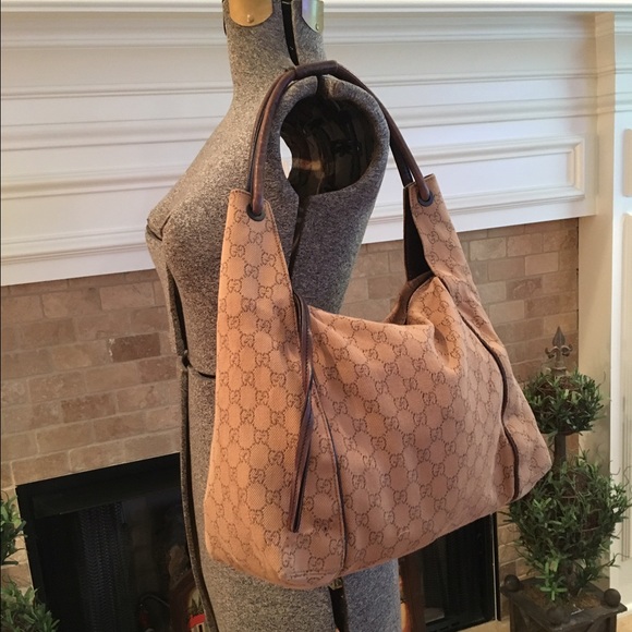 🎉🎉 SOLD!!  Signature GUCCI Hobo Bag! - Picture 2 of 4