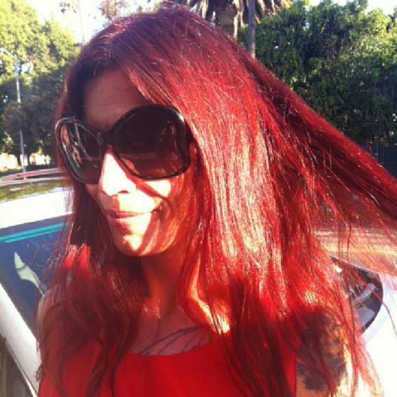 Meet Your Posher, Lisa! - Picture 2 of 4