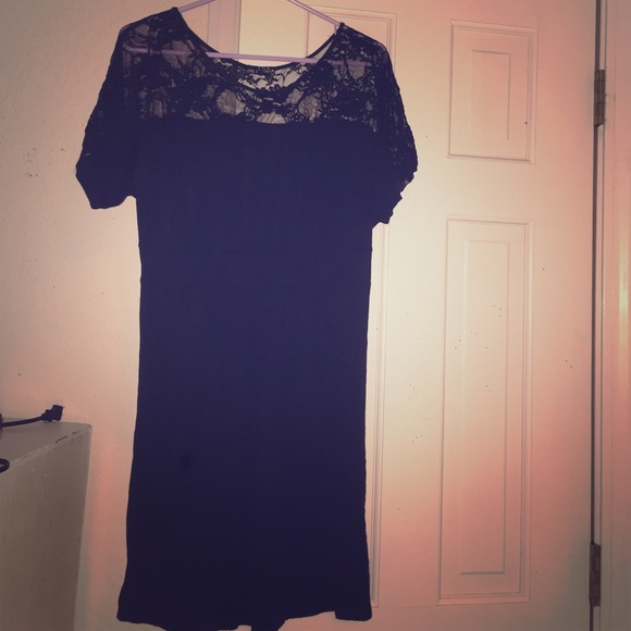 • cotton laced black dress •