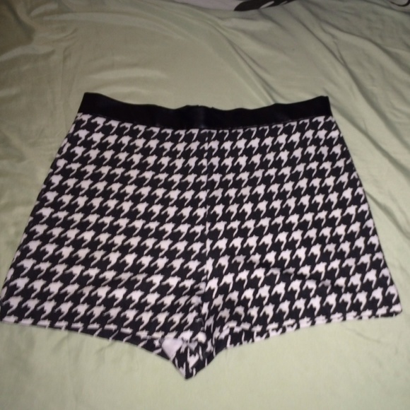 Forever 21 Pants - Forever 21 high waisted houndstooth shorts
