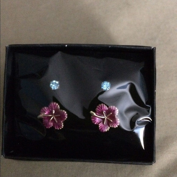 NEW Avon Earrings 🎀2 pair Set 🎀 Brand New🎀