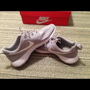 Grey Nike Roshes • Men's 9.5
