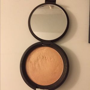 Becca cosmetics highlighter: champagne pop