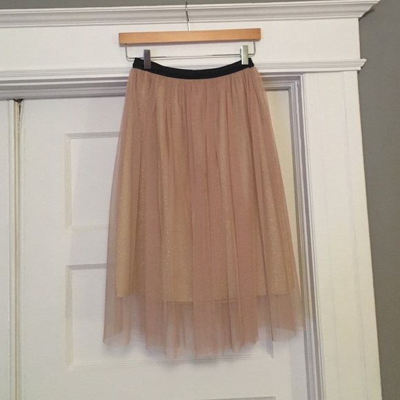 Ballerina like mid length skirt.