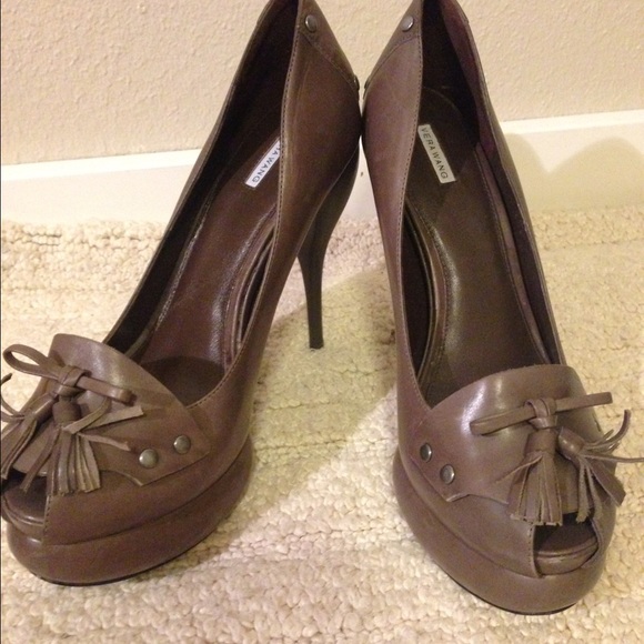 Vera wang leather peep toe heels