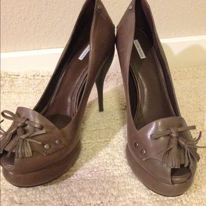 Vera wang leather peep toe heels