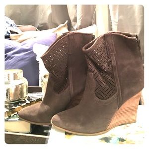 Hunter green Crown wedge booties. Women's 9.5