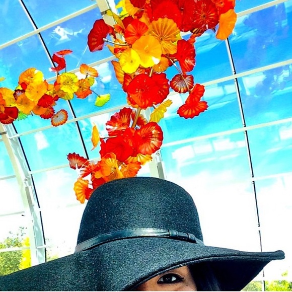 Meet your posher, Nicole - Picture 4 of 4