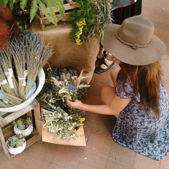 Meet your posher, Nicole - Picture 2 of 4