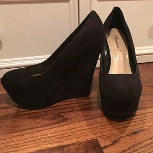 Black wedged pumps
