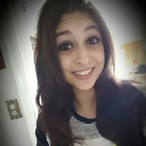 Meet your Posher, Larissa