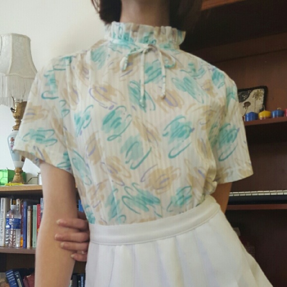 Vintage pastel blouse w ruffled collar and bow - Picture 2 of 4
