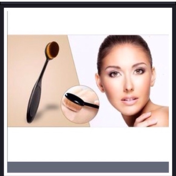 Pro Oval Foundation Brush - Picture 2 of 4