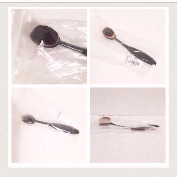 Pro Oval Foundation Brush - Picture 3 of 4