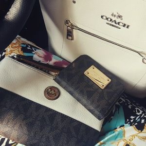 Michael kors wristlet