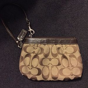 Pre-owned coach wristlet