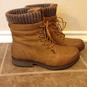 Via pinky size 10 Elena boots Barely worn with box