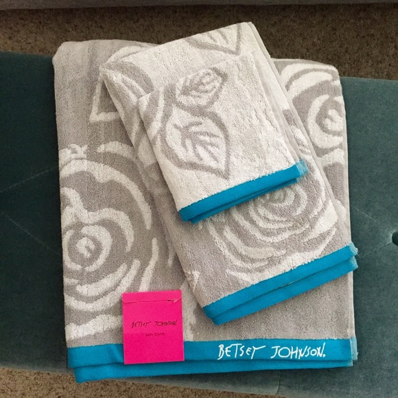 Betsey Johnson Bold Blue Roses 4-Piece Towel Set - Picture 5 of 6