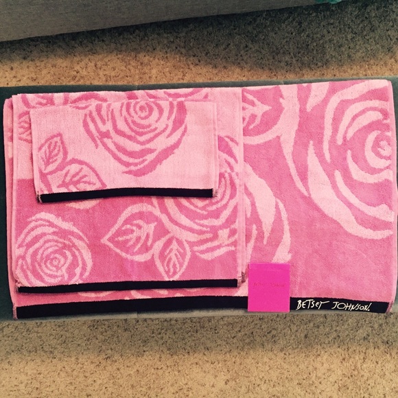 Betsey Johnson Bold Roses 3 Piece Towel Set Violet - Picture 2 of 2