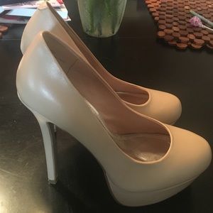 Nude pumps